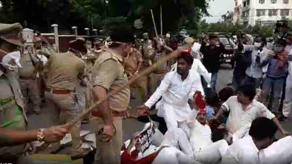 पुलिस ने किया प्रदर्शकारियों पर लाठीचार्ज