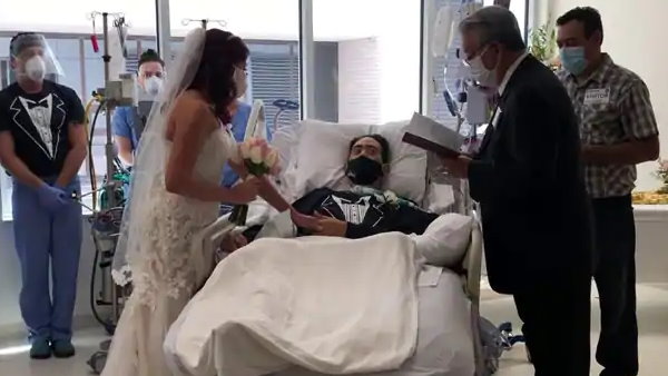 व्यक्ति ने अस्पताल के बिस्तर पर की शादी