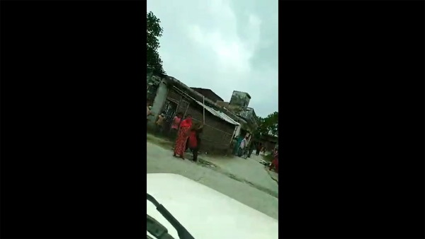 Watch: villagers attack on health workers in the village of kushinagar amidst corona testing