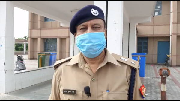 the vehicle of liquor smugglers hits two policemen at UP Haryana border