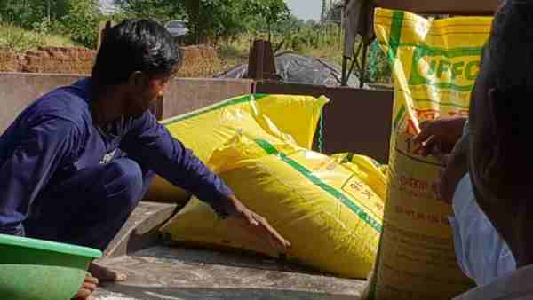 अधिक कीमत पर खाद बेचने पर तीन दुकानों के लाइसेंस निलंबित