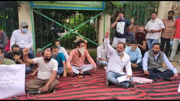 5 months pregnant woman dies at almora hospital, people protest against doctors