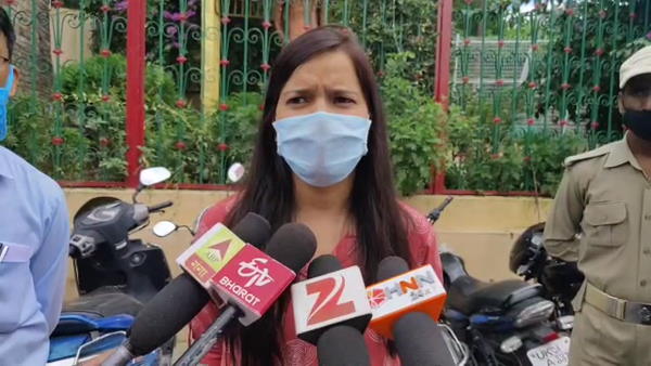 5 months pregnant woman dies at almora hospital, people protest against doctors