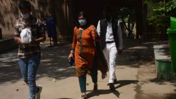 37 दिन बाद अस्थियां लेने पहुंची पत्नी