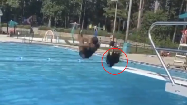 मना करने के बाद भी लड़की ने लगाई छलांग