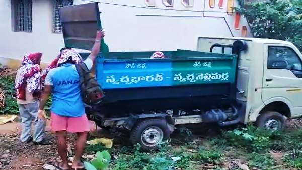 वायरल वीडियो में एक महिला और दो पुरुषों को एक मिनी ट्रक पर चढ़ रहे हैं