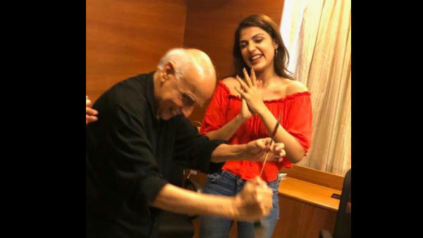 रिया ने लिखा- 'लव यू सर' रिया ने लिखा- 'लव यू सर'