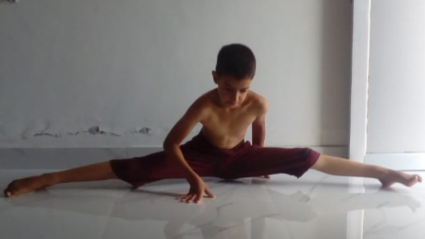 मां बेटे ने शुरू किया योग सीखना 