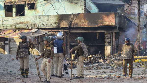 कई पूर्व अफसरों ने उठाए हैं दिल्ली पुलिस पर सवाल