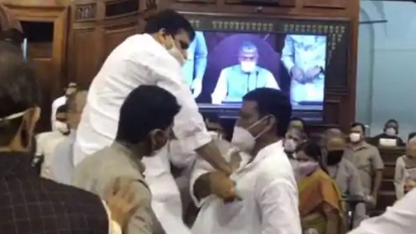 इन आठ सांसदों को किया गया निलंबित 