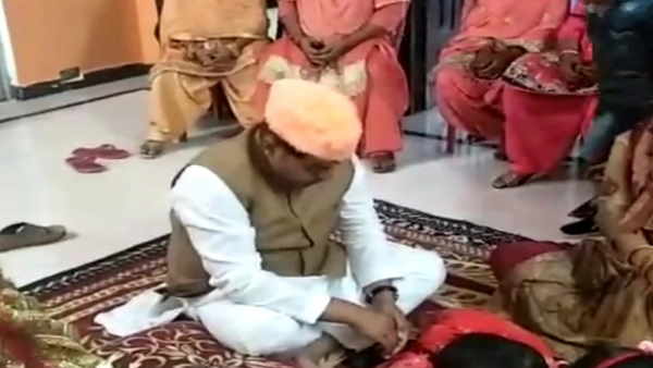 महिला शादी के मंडप में पहुंची महिला शादी के मंडप में पहुंची