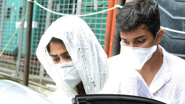 Bollywood Drug Case: NCB has filed affidavits in Bombay HC responding to the bail pleas of actor Rhea Chakraborty and her brother Showik Chakraborty Bollywood Drug Case: NCB has filed affidavits in Bombay HC responding to the bail pleas of actor Rhea Chakraborty and her brother Showik Chakraborty