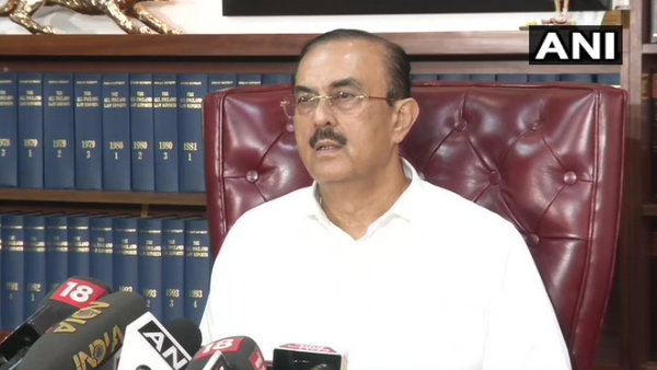 रिया चक्रवर्ती के लिए मुंबई पुलिस तमाम कानूनों को परे रख रही है:विकास रिया चक्रवर्ती के लिए मुंबई पुलिस तमाम कानूनों को परे रख रही है:विकास