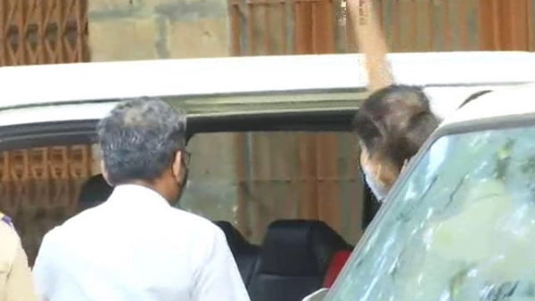Rhea Chakraborty waved to cameras amid a sea of reporters after Arrested Rhea Chakraborty waved to cameras amid a sea of reporters after Arrested