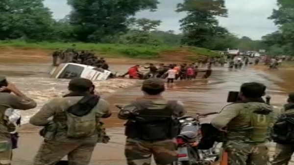 बस में सवार थे 30 जवान