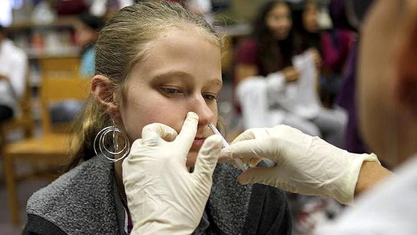 इस वैक्सीन की एक बूंद को पीड़ित इंसान की नाक में डाला जाएगा इस वैक्सीन की एक बूंद को पीड़ित इंसान की नाक में डाला जाएगा