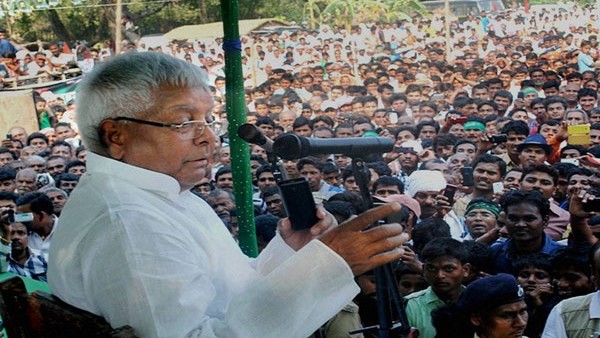 मंच पर कुर्सी का खेल