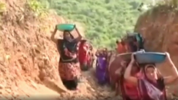  मजदूरी छोड़कर नहर खोदने में जुटीं