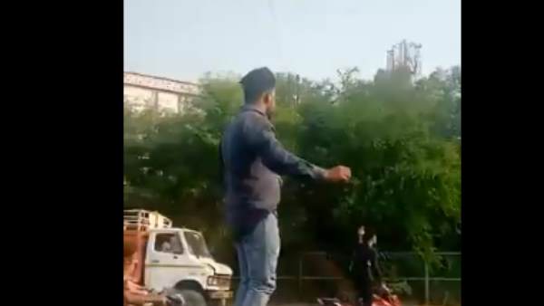 तीन अन्य दोस्त भी गिरफ्तार हुए तीन अन्य दोस्त भी गिरफ्तार हुए