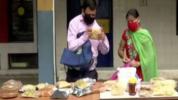 gujarats aatmanirbhar couple: physically Disabled husband wife now selling salty, when lost their jobs in corona lockdown