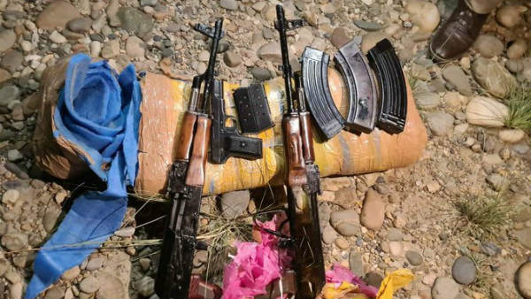 Loc पर आतंकियों के लिए ड्रोन से हथियार गिरा रहा है पाकिस्तान, AK 47 सहित कई असलहे बरामद Loc पर आतंकियों के लिए ड्रोन से हथियार गिरा रहा है पाकिस्तान, AK 47 सहित कई असलहे बरामद