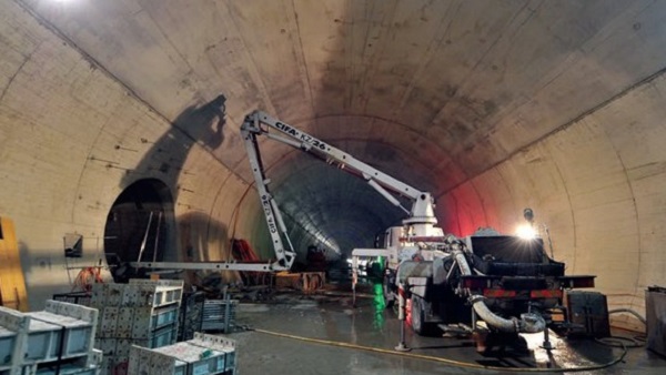 इसी रेल रूट पर है दुनिया की सबसे लंबी सुरंग इसी रेल रूट पर है दुनिया की सबसे लंबी सुरंग