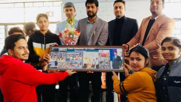  दोस्त भी कर रहे मदद