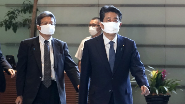 दौड़ में पूर्व रक्षा मंत्री शिगेरू इशिबा व पूर्व विदेश मंत्री फ्यूमियो भी शामिल