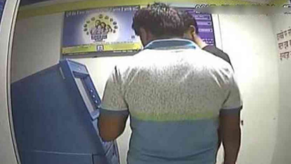 एटीएम कार्ड स्वैप कर लूटते हैं पैसे