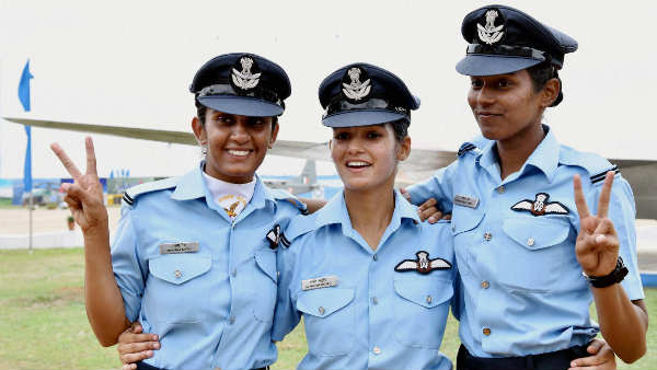 IAF में 10 महिला फाइटर पायलट IAF में 10 महिला फाइटर पायलट