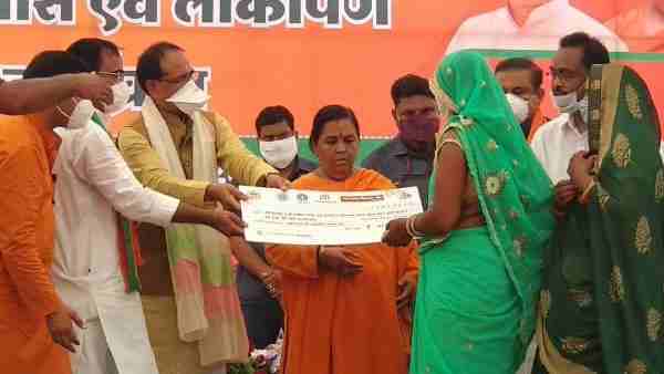 Madhya Pradesh by-election: ex cm Uma Bharti and cm Shivraj Singh Chouhan on stage after years Madhya Pradesh by-election: ex cm Uma Bharti and cm Shivraj Singh Chouhan on stage after years