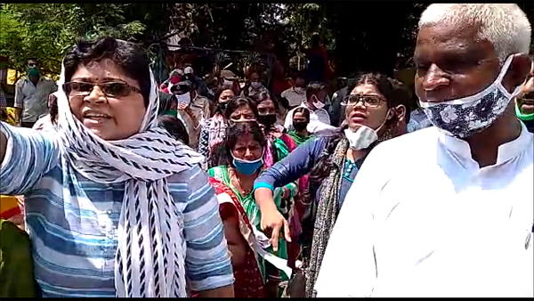 Patna police lathi charge on teachers, when theyre moving to CM House