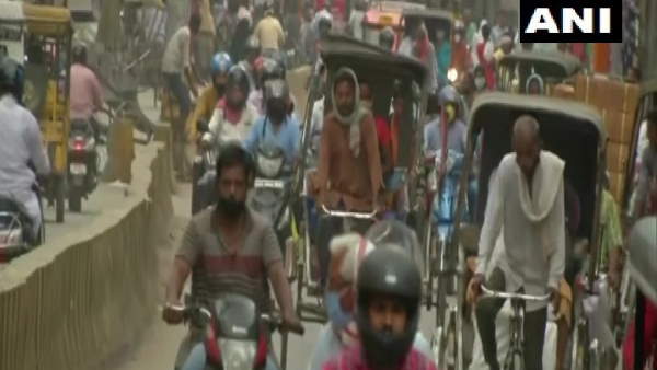 न मुंह ढंके लोग, न सोशल डिस्टेंसिंग!