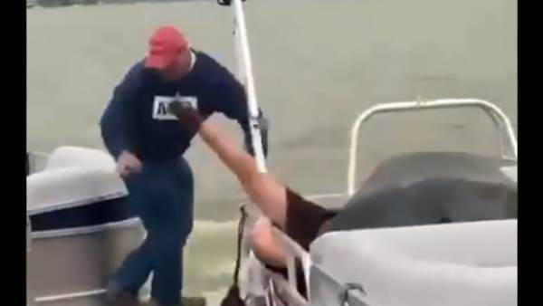 नाव में ही गिर जाती है लड़की