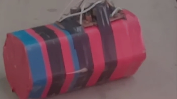 बम को प्लास्टिक की बाल्टी से ढका बम को प्लास्टिक की बाल्टी से ढका