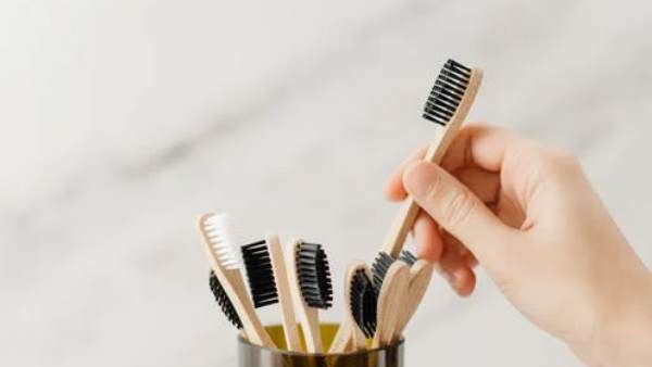 19 सेंटीमीटर लंबा ब्रश पेट में गया