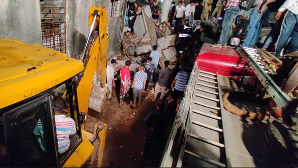 building collapse in vadodara, 3 Laborers Died, 6 Injured