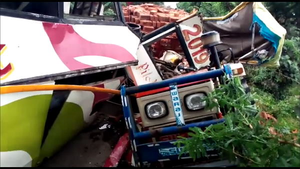 bus tractor trailer accident in sitapur, tractor driver die