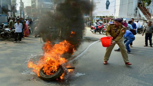 पुलिस पर कैंपस में घुसने और छात्रों के साथ मारपीट करने का आरोप है