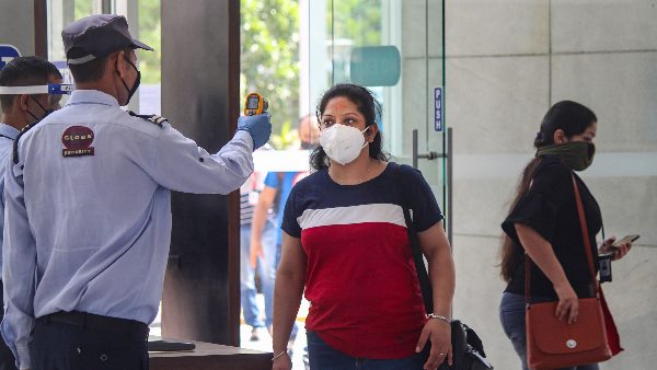 देश में फिलहाल कोरोना के 9,66,382 एक्टिव केस देश में फिलहाल कोरोना के 9,66,382 एक्टिव केस