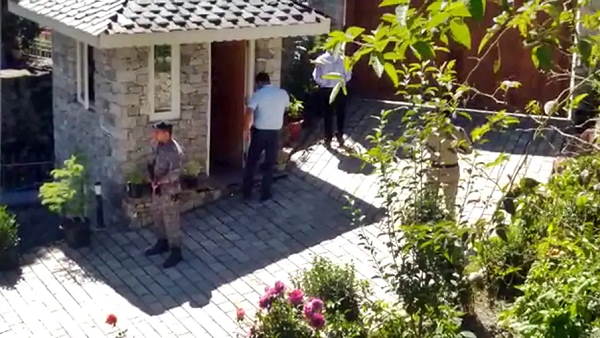 घर पर ही आ गया सुरक्षा दस्ता