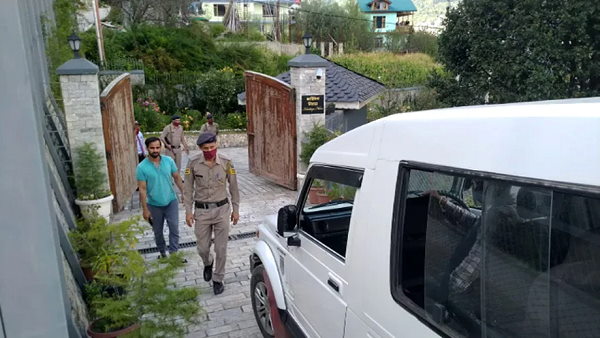 हिमाचल में कंगना के पास पुलिस पहुंची
