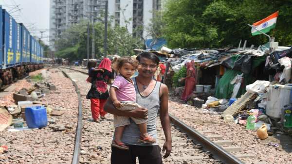 दिल्ली में झुग्गियों में रहने वालों के लिए लगभग 52,000 फ्लैट मौजूद हैं