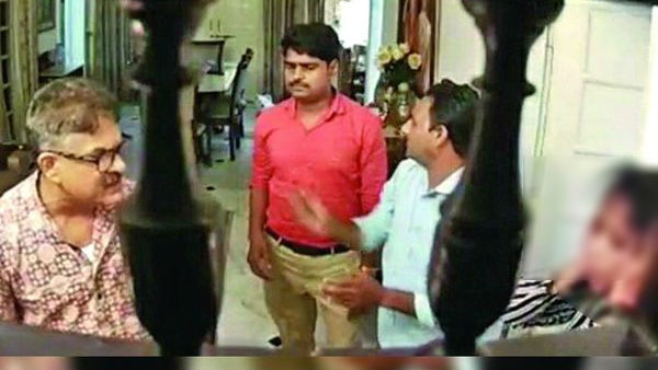 पुलिसकर्मी करते रहे बीच-बचाव