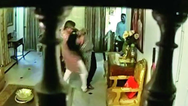 पहले भी विवादों में आया था नाम