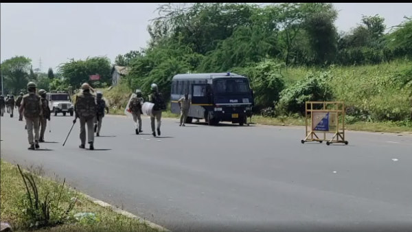 16. क्या पुलिस अधिकारियों पर भी हुआ हमला? 16. क्या पुलिस अधिकारियों पर भी हुआ हमला?