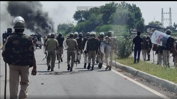 18. पुलिस के उच्च अधिकारी भी मौके पर 18. पुलिस के उच्च अधिकारी भी मौके पर