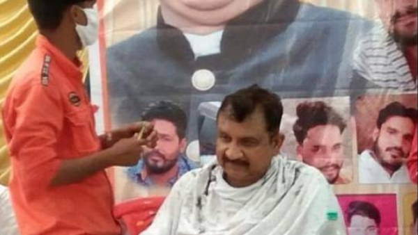 जब मंत्री ने मंच पर बुलाया हज्जाम को