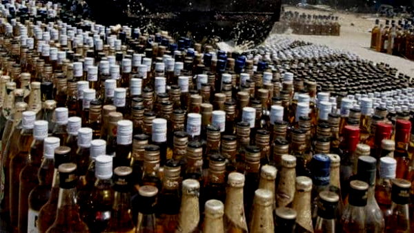 985 Bottles Of Liquor seized by gujarat police, two Smugglers Arrested 985 Bottles Of Liquor seized by gujarat police, two Smugglers Arrested