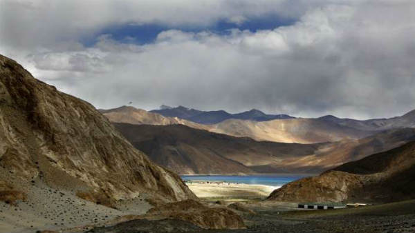 सेना को सरकार के खिलाफ भड़काने की भी कोशिश जोरों पर